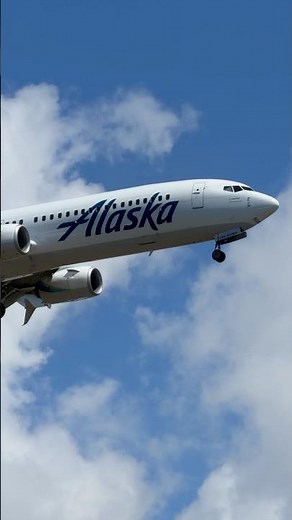 Alaska Airlines Boeing 737 Smooth Landing at Paine Field (PAE) | Everett, Washington | (4K)