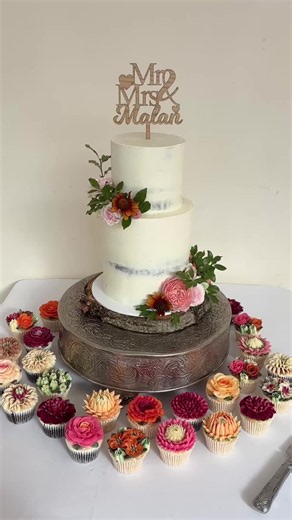 A two tier wedding cake & 24 floral cupcakes 🌺🧡🌸🌿 Join me as I set up this gorgeous wedding package for my Bride & Groom. I Loved every minute of working on this one! Sadly I don’t offer my wedding package any more as I don’t have the space at home now to make cakes 😭 Cupcakes only I’m afraid but I hope when I am able to get the space I will be offering them in future! Congratulations to Mr & Mrs Malan ❤️ . #weddingcake #wedding #buttercreamflowers #cake #fyp