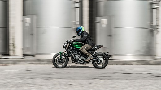 Benelli 752S: la prova video della naked che sfida MT-07 e Z650