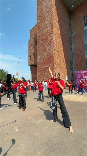 College Flash Mob That Stole the Show 🔥