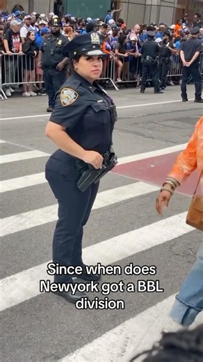 This New York cop looks wild 🫪