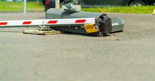 VIDEO: Řetězová nehoda u přejezdu, auto bylo odmrštěno do vlaku. Zraněné jsou i dvě děti - Echo24.cz