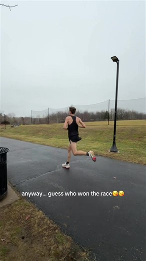 Imagine making some of someone’s body while their fiancee is standing 5 feet away😃😃😃😃 haha so silly so funny, he won #halfmarathonrunner #running #runtok #runtokcommunity