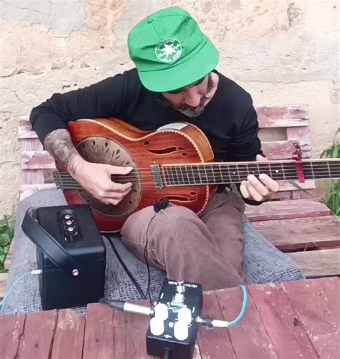 TESIS DE TU OLVIDO🖤 THESIS OF YOUR FORGETTING 🖤 “With my OCEANS 11 reverb pedal – @ehx Original song @adamguerrero__ My guitar MULE @muleresonatorguitars