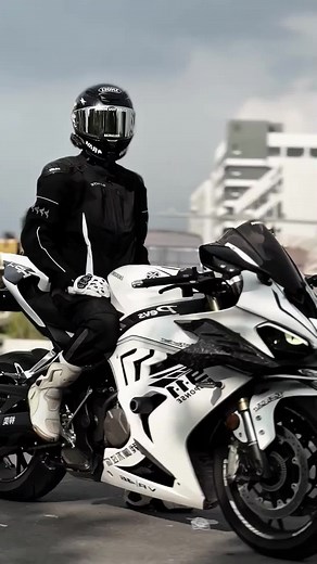 Sports bike on the road Yamaha YZF-R25 #viralditiktok #estrada #moto #viralizarnotiktok #yamaha