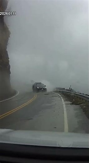 Fog so thick you can barely see the destroyed road ahead #dashcam #mountaindriving #hazardous