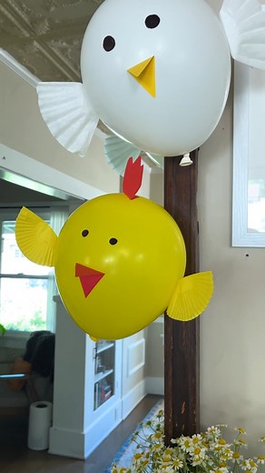 How to make Balloon Chickens! 🐥 This delightful balloon craft is easy, fun and perfect for easter and spring! #balloondecor #craft #partyideas #easter #spring | Jeff & Lauren