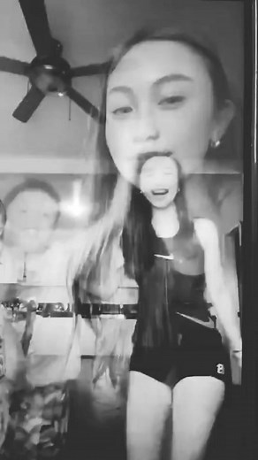 Si Cr4zee, ang babaeng kayang i-drive ang bewang na parang manual transmission: may clutch, may kambyo, may biglang liko… at lahat ng nanonood, napapreno ang utak 😂. Habang ang iba nag-aaral ng choreography, si ate parang may steering wheel sa balakang. Left. Right. Full turn.Walang signal light, pero lahat napatingin. 🚦😌 Kaya tinawag siyang The Gold Medalist ng Pinas! hindi dahil sa medal count, kundi dahil kaya niyang patigilin ang scroll ng buong bayan. Sa isang galaw lang ng bewang. 📱💥