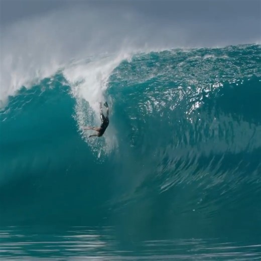Full Commitment & Massive Wipeout! Insane paddle attempt at #teahupoo with @alvinotupuai. Footage: @@guy__mac | We Bodyboard