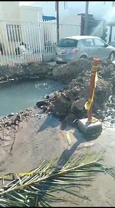 Enorme fuga de agua potable fue reportada desde ayer a la JMAS, pero andan enfiestados aún. Los vecinos exigen una solución al problema en la calle Parque de Marga y Avenida Equus, sobrer todo por qué varios están batallando por tener agua en sus viviendas. | LaParadaDigital.Com