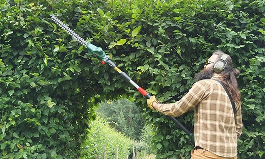 Bosch Universal Hedge Pole 18 Trimmer (Review & Best Price)