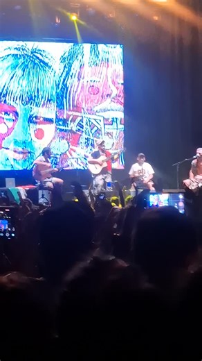 Rompiendo Cercos on Instagram: "Manu Chao, Ultra Acústico: El ritual de la euforia El público saltando con entusiasmo, poleras al viento girando como en el estadio, coreos gritados con pasión en un verdadero ritual colectivo. Así se vivió el segundo concierto "Ultra Acústico" que realizó @manuchaoofficial en el Teatro Coliseo, como un rito eufórico en un recinto lleno a su máxima capacidad. Manu Chao siempre será Manu Chao. Lo dio todo, como siempre. Fueron varias horas de hacer vibrar el públic