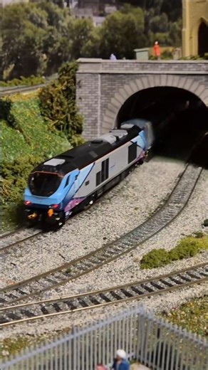 Class 68 going into the tunnel #modelrailroad #modelrailway #modeltrains #class68