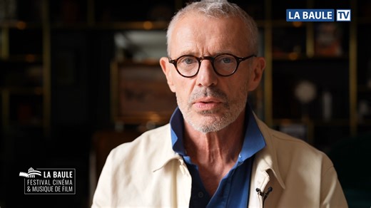 🎤 Lambert Wilson à La Baule Ce samedi soir, il chantera lors d’un concert exceptionnel en hommage au cinéma 🇫🇷✨ Il nous parle de son tout premier spectacle à Atlantia en 1990… Et pour ce concert, il rend hommage aux grandes chansons du cinéma et de la chanson française : Montand, Aznavour, Brel… 🎶 Un lien fort avec La Baule, entre souvenirs et passion. 🎶 Un moment rare à ne pas manquer. #FestivalLaBaule #LambertWilson #Concert #CinémaFrançais #LaBauleTV #11eÉdition | La Baule TV