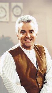 143K views · 3.8K reactions | Where the Seinfeld connection began: The Understudy The iconic meeting of Elaine and J. Peterman set the stage for a comedic partnership like no other. A moment that turned our catalog into a piece of TV history. What's your favorite episode? #Jpeterman #Seinfeld | The J. Peterman Company | Facebook