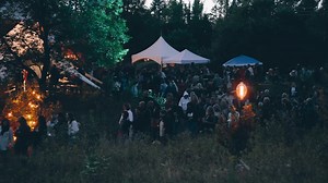 Laissez vous guider dans le bois 💡🎵 Live à Lost River s’occupe de tout🌳🌝 Let yourself be guided through the woods 💡🎵Live at Lost River has everything covered! 🌳🌝 1 programmation, 4 soirs 24-25-26 (complet)-27 août 1 line-up, 4 nights August 24-25-26 (sold out)-27 💡 Myself 💡 Klô Pelgag 💡 Bibi Club 💡 Esmerine 💡 @greenlinemtl | Patrick Watson