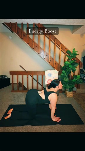 Yoga for energy boosts focuses on activating the nervous system, increasing heart rate, and opening the chest to improve oxygen flow and overcome fatigue #energy #yogaflow #nervoussystem