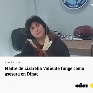 De acuerdo con el portal del Ministerio de Economía, María Regina Valiente Gaona, madre de la senadora Lizarella Valiente, dejó de prestar funciones oficialmente en la Dinac en mayo del 2021. Su salario era de G. 11.300.000. La exfuncionaria ahora afirma ser asesora de un proyecto impulsado por la OACI. Leé más: https://www.abc.com.py/politica/2024/07/17/video-madre-de-lizarella-valiente-funge-como-asesora-en-dinac/ ⭕ Canal de WhatsApp: https://whatsapp.com/channel/0029VaCI7p3KgsNxDKjlyd0P | ABC