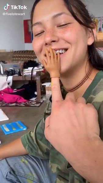 Fivel Stewart Hilariously Shows Off 'Tiny Hands' Challenge