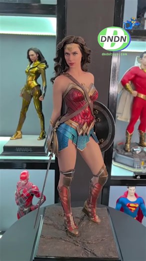 [IN STOCK] JND Studios – 1/3 Scale Wonder Woman Statue | Justice League HMS-009 Silicone Edition The Amazon Warrior in Unrivaled Realism. JND Studios presents this hyper-realistic 1/3 scale Wonder Woman statue, based on Gal Gadot’s stunning portrayal in Justice League. Featuring a full-body medical-grade silicone wrap, glass eyes, real fabric costume, and incredible rooted hair — this is more than a statue; it’s a work of cinematic art. ⭐ Product Highlights: ✔ Brand: JND Studios ✔ Character: Won