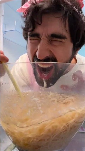 ¡Cuando mi mamá nos prohíbe comer a mí y a mi gatito! 😺🍜