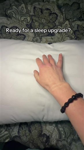 This is the bounce back that your head deserves while sleeping 😴💕 #bedpillows #sleepbetter #viralpillow #pillow #hotelpillows @Mellow Sleep Global