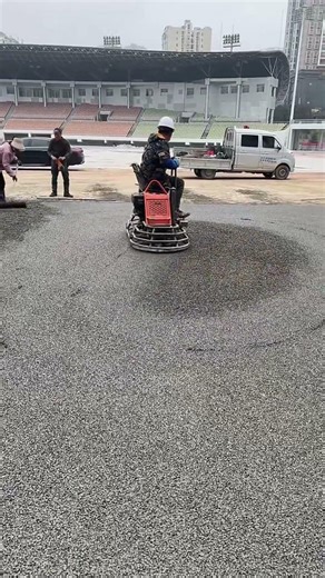 スタジアム施工：搭乗式パワートロウェルによる精密レベリング