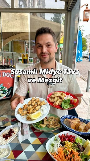 Ozan Kalenderoğlu on Instagram: "Susamlı Soslu Midye ve Mezgit için @ozkanlarbalikkeyfi ne geldim. #reklam. Hem midyeyi hem de mezgiti pişirirken sosunda susam kullanıyorlar, ben çok yakıştırdım. Fiyatları da makul :) işletme güler yüzlü. Ben tavsiye ederim 👍🏽 bu arasa acıya dikkat edin😅 📍Mustafa Kemal Cad. No 148 Manavkuyu Fiyatlar videoda mevcut #izmirdeyemek #yemek #izmirdebalık #food #ozankalenderoğlu #mekanönerisi"