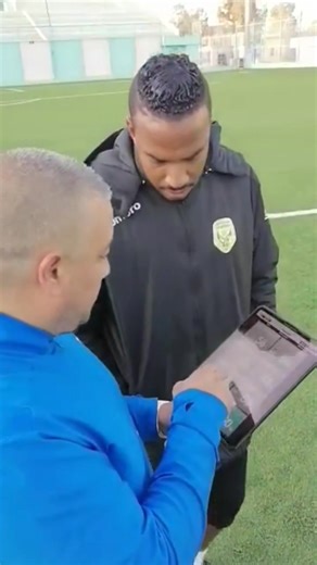 مؤشّر الاسترجاع بعد دقيقة راحة (Recovery Index 1’) هو من أهم المعايير التي يعتمد عليها المدرب لقياس سرعة تعافي اللاعب بعد مجهود عالي، ويعكس كفاءة الجهازين الهوائي واللاهوائي وقدرتهما على إزالة التعب وإعادة التوازن الفسيولوجي. ✅ ما هو المؤشّر؟ هو الفرق أو النسبة بين النبض مباشرة بعد المجهود و نبض الدقيقة الأولى من الراحة. 📌 الصيغة الأكثر استخدامًا: 1) مؤشر الانخفاض (Drop Index) Recovery Index = H R post − H R 1min Recovery Index=HR post ​ −HR 1min ​ كلما كان الانخفاض أكبر → تعافي أسرع. 🔢 تفسير 