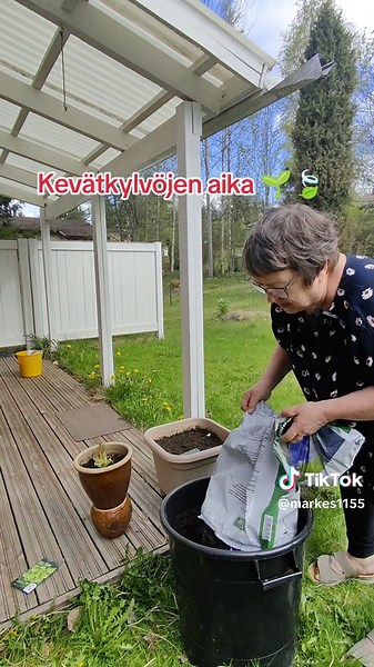 Kevätkylvöt menossa - lehtikaalin ja kesäkukkien siemenet pääsivät multaan. #rivitalo