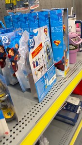 $5 en Walmart… y en Amazon se está vendiendo en $18 😮‍💨🔥 Así es como se ve una oportunidad REAL de arbitraje. Encontré estos juguetes de Superman en oferta por $5. Me metí a Amazon, revisé la rotación, vi que sí se están vendiendo, y no hay tanta competencia. No todo es “uy está más caro en Amazon, compro ya”, hay que analizar bien. Según la calculadora, después de fees de Amazon, me queda una ganancia aproximada de $5 por unidad 💰 Peeero 👀 no se olviden que también hay que sumar: – Bolsas 