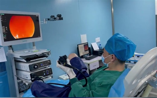 超佩服，内镜医生给自己做肠镜！医生称只有自己体验后才知道怎么操作能让检查更加舒适