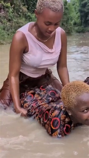 ¡Un mono sorprendió a las chicas en el río! 🐒😂 #Shorts #Africa #VidaPilana