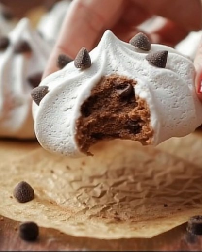 Forgotten Cookies Light, crisp, and magically airy — these classic Forgotten Cookies are whipped meringue treats filled with chocolate chips and a hint of cocoa. You place them in a warm oven, turn it off, and let time do the rest. In the morning, you get sweet, delicate cookies that melt in your mouth! 🧁 Main Ingredients 2 large egg whites ½ cup granulated sugar 1 teaspoon vanilla extract 1 tablespoon unsweetened cocoa powder ½ cup chocolate chips Pinch of salt 👩‍🍳 Directions ➡️ Preheat your