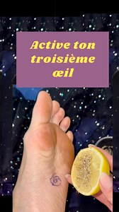 EFFETS DU RITUEL : – Clairaudience (entendre les messages subtils) – Clairvoyance (voir l’invisible) – Clairsentience (ressentir les énergies) – Clairressenti (savoir pourquoi) – Accès aux Archives Akashiques – Rêves prémonitoires ÉTAPES DU RITUEL : 🦶 Prendre le pied gauche (Réceptif, relié à l’inconscient et à la Terre) ✍️ Tracer un S sur la plante du pied (Canalisation de l’énergie) 🌀 Dessiner une spirale au centre (Éveil du troisième œil expansion de la conscience) 🍋 Couper un citron en de