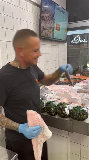 Så står 🦐Centrum Fisk🦐 klar igen med et kæmpe udvalg af frisk fisk og skalddyr til jer alle👌🏼 4 stk laksebøffer kun 200,-👏🏻 10 stk rødspættefileter kun 200,-👏🏻 200g laksetartar kun 90,- pr 200g👏🏻 Mørksejloins kun 35,- pr 100g👏🏻 Varmrøget laksesalat kun 35,- pr 100g👏🏻 Danske flået rødspætter kun 25,- pr 100g👏🏻 Kom ned og sig hej, vi står alle klar 👌🏼😍 | Centrum Fisk