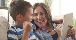 Mother Son Writing Shopping List Notepad: vídeo stock (100% livre de direitos) 1034682194 | Shutterstock