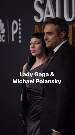 Lady Gaga und Michael Polansky beim 50. Jubiläum von "Saturday Night Live". | VOGUE Germany