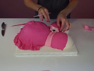 2.8M views · 14K reactions | How to Make a Pregnant Belly Cake! By: Cakes Paradise | MetDaan Cakes | Facebook