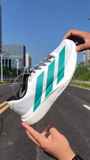 🔥 Giày chạy bộ Adidas Adizero Evo SL 🔥 📌 Đây là mẫu chạy bộ đáng chú ý nhất của Adidas trong 2025 – được đánh giá cao nhờ thiết kế siêu nhẹ, phản hồi năng lượng tốt và đa dụng cho nhiều loại bài tập từ tempo đến chạy dài. 👟 Điểm nổi bật: Trọng lượng rất nhẹ ~224 g, giúp bước chạy nhịp nhàng, nhanh nhẹn. Đệm Lightstrike Pro mang lại cảm giác đàn hồi tốt, phản hồi năng lượng hiệu quả. Đế ngoài cao su Continental tăng độ bám trên đường, tự tin chạy cả trên mặt đường ướt. Phù hợp cho tempo, inte