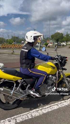 バイクの基本操作を学ぶ：クラッチとブレーキの指導