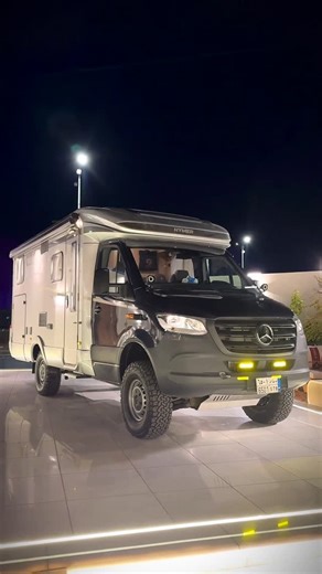 AbuBandr Nmr on Instagram‎: "كرفان شبه مدمج – مرسيدس بنز سبرنتر موديل 2024 محرك ديزل 2.0 لتر قوة 190 حصان عزم 419 نيوتن متر ناقل حركة أوتوماتيك نظام دفع رباعي دائم التجهيزات: 🔹 تشغيل بالبصمة 🔹خزان وقود 93 لتر 🔹 حساسات ضغط هواء للإطارات 🔹بطاريات قوية 🔹 جلسة حرف L مع طاولة 🔹حجرة مبيت واسعة (2 متر × 2 متر) 🔹 مطبخ متكامل + حوض غسيل + أرفف تخزين 🔹 دورة مياه بنظام أوروبي 🔹 شاور + مغسلة 🔹ثلاجة ذكية (كهرباء / غاز) 🔹 نظام تدفئة ذكي (كهرباء / غاز) 🔹 مساحات تخزين متعددة 🔹خزان ماء 100 لتر متوفر