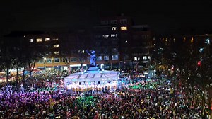 🎶 Hymne à Cô Pinard – Rigodon final | Bande de Dunkerque 2026 🎶 Un autre moment mythique… Des milliers de carnavaleux, la gorge un peu sèche mais le cœur bien plein, entonnant l’Hymne à Cô Pinard lors du Rigodon final de la bande de Dunkerque 2026. Sous un froid piquant, les voix s’élèvent, les bras se lèvent, et l’esprit du carnaval prend toute sa dimension. Quand Cô Pinard rassemble autant de monde, ce n’est plus une chanson… c’est une communion carnavalesque 🍷 💛 Un instant de partage, de 