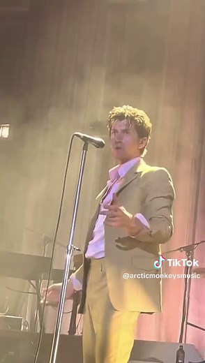 Arctic Monkeys 505 Live Performance – Alex Turner Crowd Singing