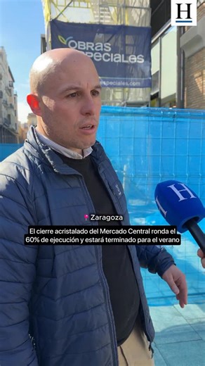 🪟 Así va la guerra al frío en el Mercado Central de #Zaragoza: trabajarán diez noches en la fachada que da al tranvía 💶 El cierre acristalado del mercado, que costará 1,1 millones, ronda el 60% y estará listo antes de verano. ➡️ Los trabajos comenzaron en noviembre, con el desmontaje de las mosquiteras y la instalación de una red de seguridad en las dos fachadas laterales. Se está completando ahora la instalación de la estructura de acero que dará soporte a los 126 ventanales motorizados, 63 e