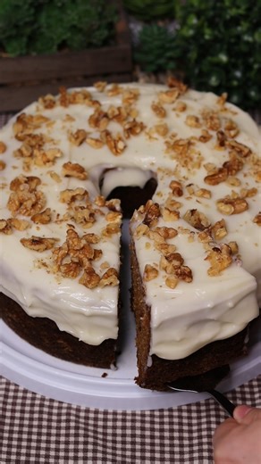 988K views · 653 reactions | Carrot Cake – O Bolo de Cenoura Americano 凌... Ver mais | Receitas Famosas | Facebook