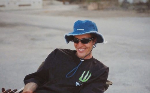 贾斯汀比伯惊喜参演SZA新单《Snooze》官方MV