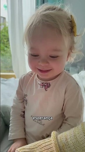 Alice reagindo ao vídeo dela com a Fernanda Montenegro da propaganda de final de ano do Itaú