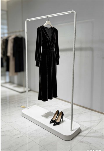 #boutiquedesign #shopfixtures #clothingstand #Isolaespositivaorominimal #clothingrack