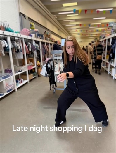 Den store nedtællingsfinale 🍾❤️🫶 SÅ er der endelig i dag ❤️🫶 … og Sussi danser ballet i gang 💪💃 Så er det i dag vi afholder late night shopping 🥂💃 Dagens program: 🍿 09:00–20:30 - Gratis popcorn hele dagen 🎟️ 09:00–20:30 – Deltag i bonlotteri og vind 2 ugers standleje* ✨ 09:00–20:30 – Shop for 800 kr. og få 14 dages standleje** 🛍18:00–20:30 – Late Night Shopping med snacks, sødt, bobler & hygge Gør børnepengene ekstra værd hos os – vi glæder os til at se dig! 💚 *Standleje gælder med op